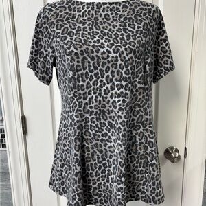 D & CO. Women Short Sleeve Fit& Flare Animal Print Pullover Stretchy Shirt Sz M